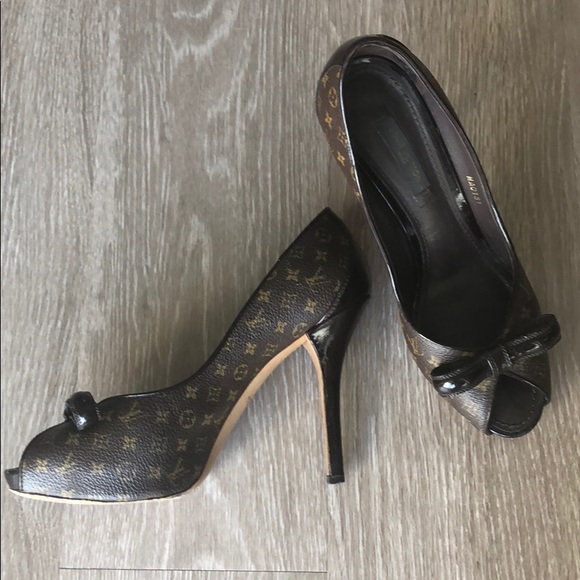 LV Monogram Pump Shoes size 6 - Picture 1 of 3
